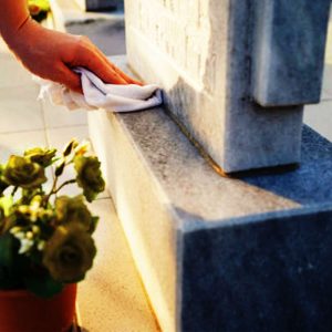 Odstranjevanje mahu v nagrobniku Slovenija